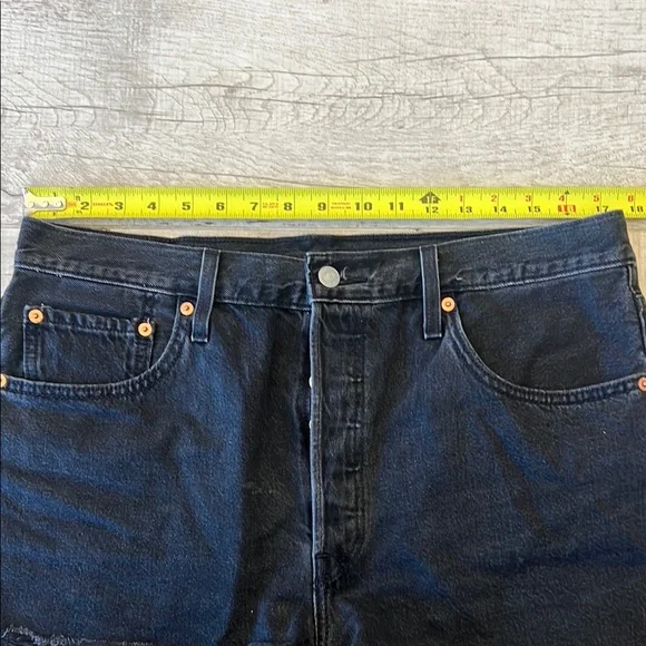 Levi's 501‎ Black Jean Shorts High-Waisted Frayed Hem Size 32 - Picture 5 of 12